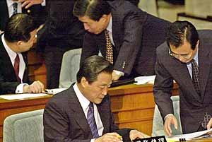 이한동 국무총리가 답변을 준비하고 있다