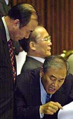 '이것 보세요'-한나라당 이재오 총무(오른쪽)와 민주당 이상수 총무