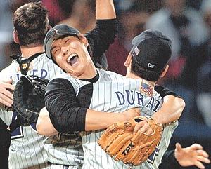 김병현(가운데)이 경기종료 직후 1루수 에루비엘 두라조(오른쪽)와 얼싸안고 기쁨을 나누고 있다