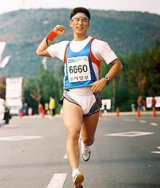 배국창씨가 지난해 동아경주오픈마라톤에서 결승선을 통과하고 있다.