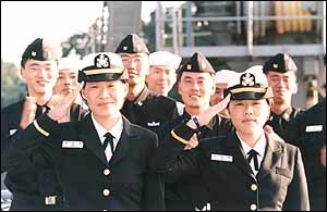 정형랑(왼쪽) 이현주 소위