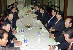 중도개혁포럼 소속의원 30명이 향후 정국운영방안에 관해 논의하고 있다.