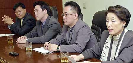 오른쪽부터 한정신 김용훈 최준혁 조형오씨