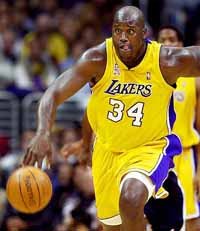 ‘귀염둥이 샤크’. 오닐이 익살스런 표정으로 드리블을 하고 있다.