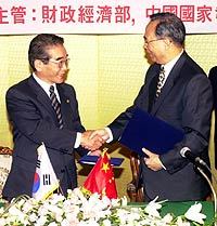 진념 경제부총리(왼쪽)와 쩡페이옌 중국 국가발전계획위원회 주임.