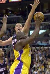 오닐이 유타 센터 오스터텍의 블로킹을 뚫고 골밑슛을 시도하고 있다.