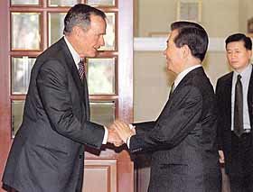 '반갑습니다' - 김대통령과 부시 전 미국대통령