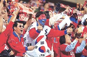 10일 상암월드컵경기장에서 치러진 한국-크로아티아 평가전에서 ‘붉은 악마’들이 열띤 응원전을 펼치고 있다.