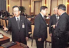 12일 청와대에서 열린 국무회의에 앞서 구수회의를 갖고 있는 국무위원 및 수석비서관들.