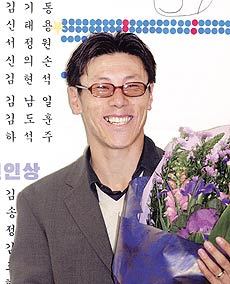 두차례 MVP에 뽑힌 신태용이 꽃다발을 안고 활짝 웃고 있다.
