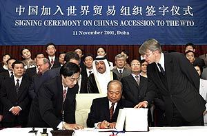 WTO회원국 가입서명하는 중국 대외경제무역합작부 부장