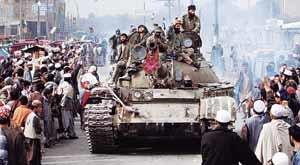 탱크를 앞세운 북부동맹군은 카불에 무혈입성 했다.