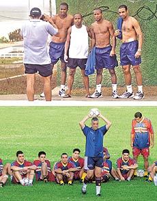 여유만만한 브라질 선수들(위)과 감독 지시사항을 주의깊게 듣고 있는 베네수엘라 선수들(아래)