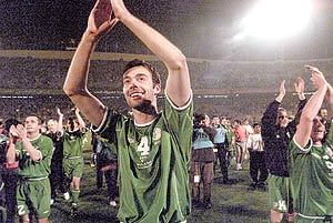 16일 31번째로 본선진출을 확정한 아일랜드 선수들이 그라운드에 선채 박수를 치며 환호하고 있다.