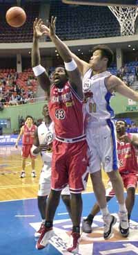 SK나이츠 서장훈이 코라리아텐더 매덕스가 잡으려는 볼을 먼저 쳐내고 있다.