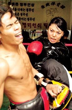 김현성씨(오른쪽)가 태국 프로 선수 출신인 트레이너와의 연습도중 무릎치기 공격을 하고 있다.