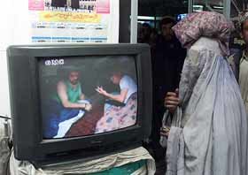 TV보는 아프간 여인