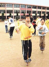초등학생들이 체육시간에 ‘스포츠콩콩’에 올라 뛰며 마냥 즐거워하고 있다.