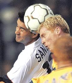 스페인 발렌시아의 후안 산체스(왼쪽)와 스코틀랜드 글래스고 셀틱스의 닐 레논이 머리로 공을 다투고 있다.