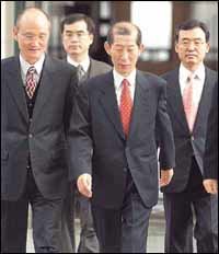 웃고는 있지만..