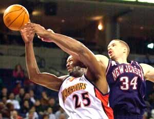 뉴저지 포워드 애론 윌리엄스(오른쪽)와 골든스테이트 센터 에릭 댐피어가 리바운드를 다투고 있다.