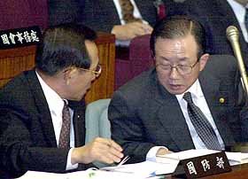 심각 - 최경원 법무장관(오른쪽)과 김동신 국방장관