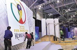 내달 1일 BEXCO에서 열리는 월드컵 본선 조추첨식을 앞두고 27일 BEXCO 내 조추첨식장의 무대 준비가 한창이다.