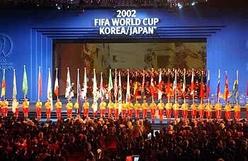 1일 밤 부산 BEXCO에서 열린 2002 월드컵 본선 조추첨에서 어린이들이 참가국기를 들고 입장해 개막을 알리고 있다.