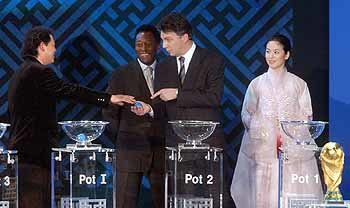 월드컵 본선조추첨행사에서 FIFA 젠 루피넨 사무총장이 한국의 박영석씨로부터 추첨한 공을 건네 받으며 농담을 하고 있다.