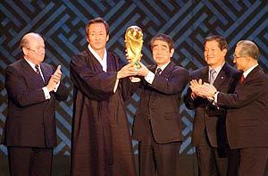 지난 대회 우승국 프랑스가 반납한 국제축구연맹컵.