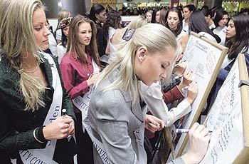 '에이즈 퇴치 캠페인'서명을 하는 월드미스유니버시티 세계평화봉사사절단.