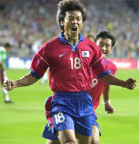 한국팀의 스트라이커 황선홍