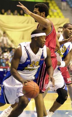 삼성 썬더스와 LG 세이커스 경기에서 삼성 맥클래리가 LG  에반스를 제치며 골밑으로 드리블하고 있다