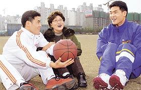 상현(왼쪽) 동현 형제가 2일 경기를 앞두고 어머니 신영숙씨와 모처럼 만나 즐겁게 얘기를 나누고 있다.