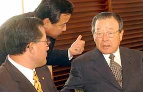 자민련 김종필 총재가 검찰총장 탄핵안에 대한 당의 입장에 관해 논의하고 있다.