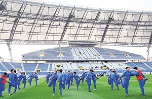 한국축구대표 선수들이 6일 제주 서귀포월드컵경기장에서 가볍게 몸을 풀며 훈련을 준비하고 있다.