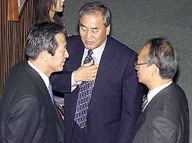 '찬성표를..' - 오른쪽부터 한나라당 이부영 총재, 이재오 원내총무, 무소속 정몽준 의원