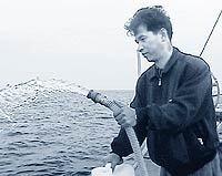 동해바다에서 200m깊이의 바닷물을 끌어올리는 김현주 박사.