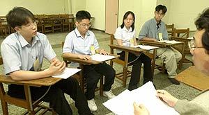 전문가들은 심층면접에서 떠벌리는 것이 유리하다고 조언한다.