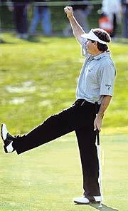 커플스가 1R 18번홀서 9m짜리 파퍼팅을 성공시킨 뒤 환호하고 있다