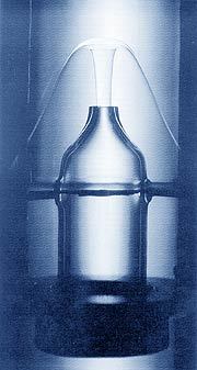 점성이 사라진 액체질소가 병을 통과해 뿜어지고 있다.