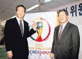 “본심은 무엇일까.” 사진은 지난해 10월 공동위원장 취임 후 월드컵 엠블럼을 배경으로 포즈를 취한 양 위원장.