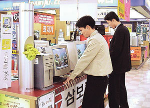 전자유통상가 등은 연말을 맞아 다양한 행사를 벌이고 있다.