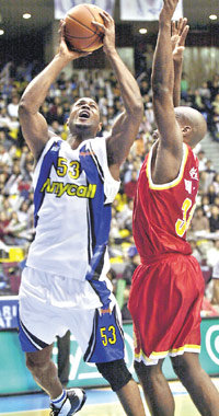 삼성의 무스타파 호프(왼쪽)가 동양 라이언 페리맨의 블로킹을 피해 골밑슛을 시도하고 있다.