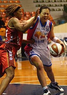 삼성생명 정은순(오른쪽)이 금호생명 샘의 수비를 피해 골밑으로 대시하고 있다.