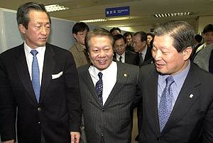 정몽준(좌), 이연택 (우)공동위원장이 남궁진 문화관광부장관과 함께 걷고 있다.