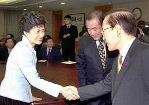 24일 총재단 회의전 박근혜 부총재와 악수를 하는 한나라당 이회창 총재.