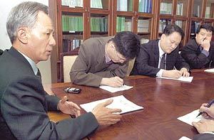 24일 오후 한나라당이 건강보험 재정분리 법안을 강행 통과시키기 직전의 국회 보건복지위원장실.