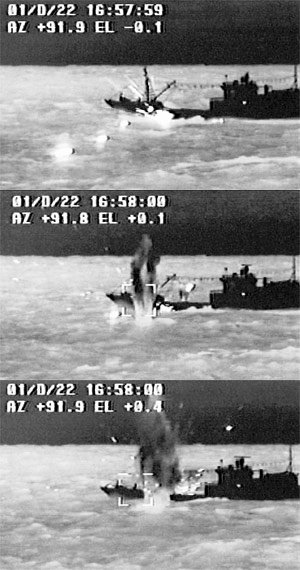 22일 일본 해상보안청 순시선이 북한 공작선으로 추정되는 괴선박에 사격하는 장면을 촬영한 연속사진.