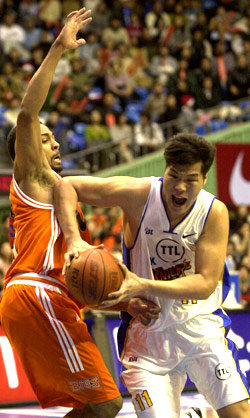 SK나이츠의 서장훈(2 7·오른쪽)이 SK 빅스 크리스 화이트(2 3)의 밀착수비를 뚫으며 골밑을 파고들고 있다.